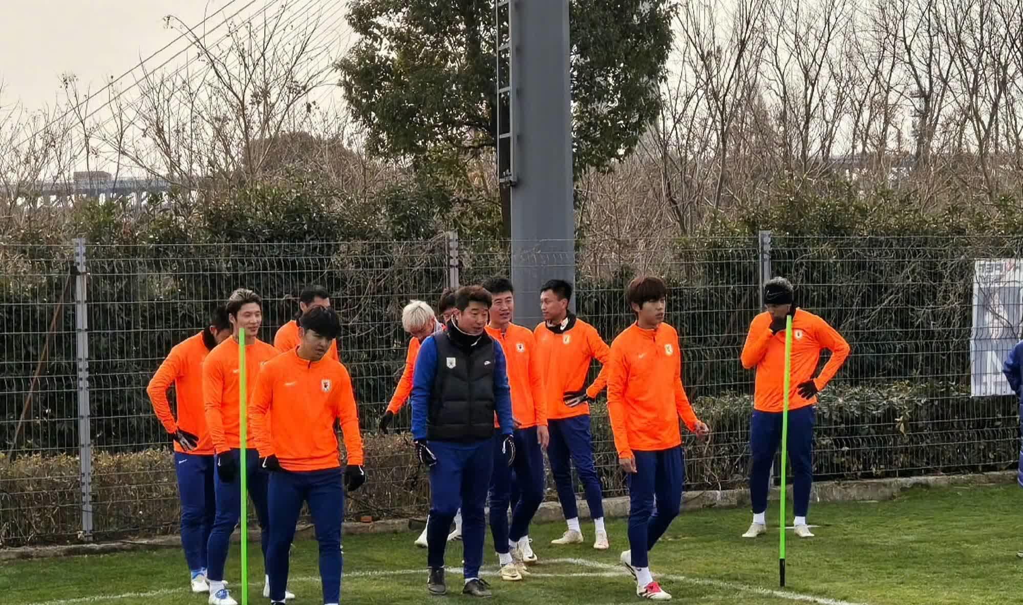 爱游戏注册-包含球队备战目标明确:核心球员角色重要性日增的词条