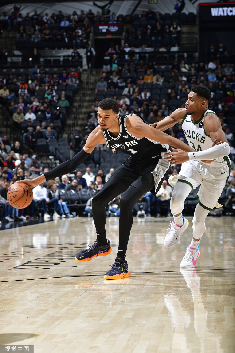 爱游戏网站入口-关于雄鹿惊险险胜公牛,字母哥双20+表现抢眼的信息