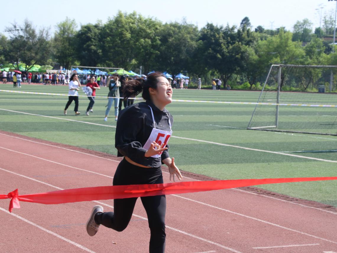 爱游戏网址-足球场上风起云涌,球迷热血沸腾,掌声雷动