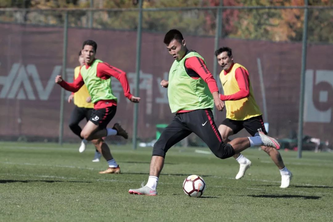 爱游戏中国官网-大胜迎决赛!球队士气高涨,积极备战