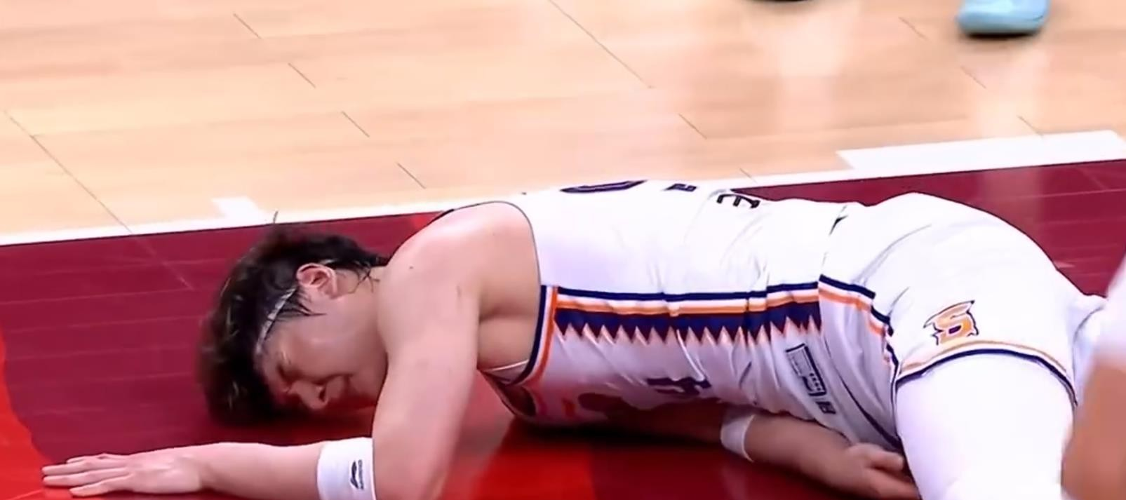 比赛中球员失误频出,引起主教练不满