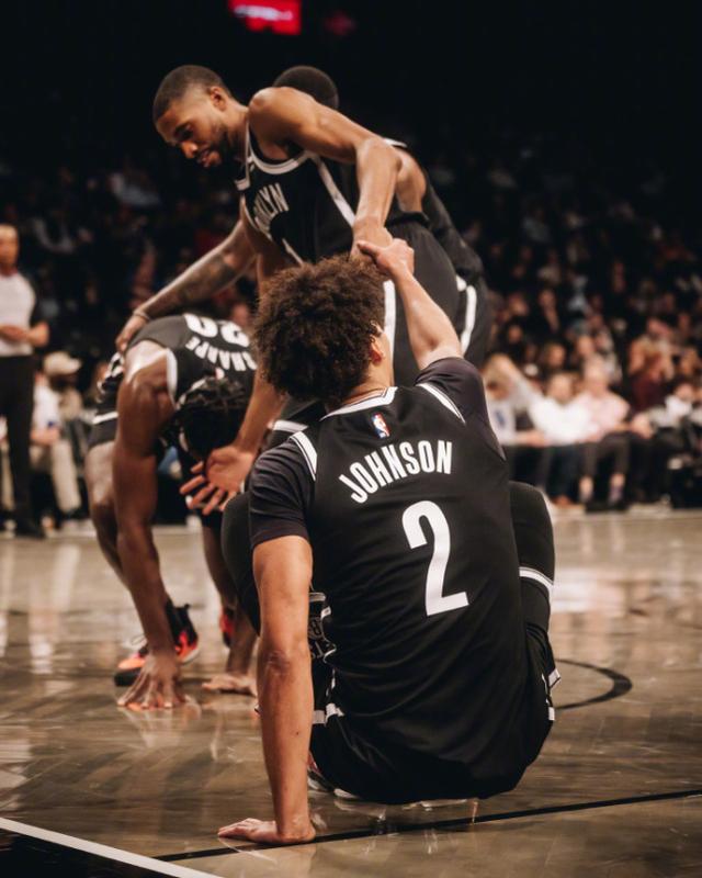 爱游戏官方-篮网击败76人，继续领跑东部联盟