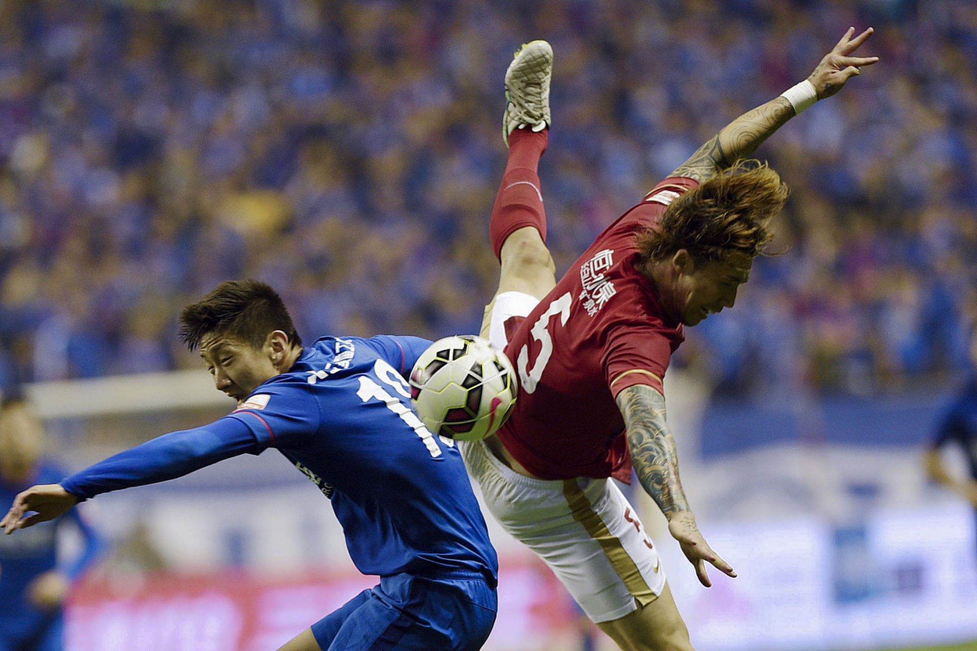 爱游戏官网入口-包含国际足球赛事中场下球员的努力的词条